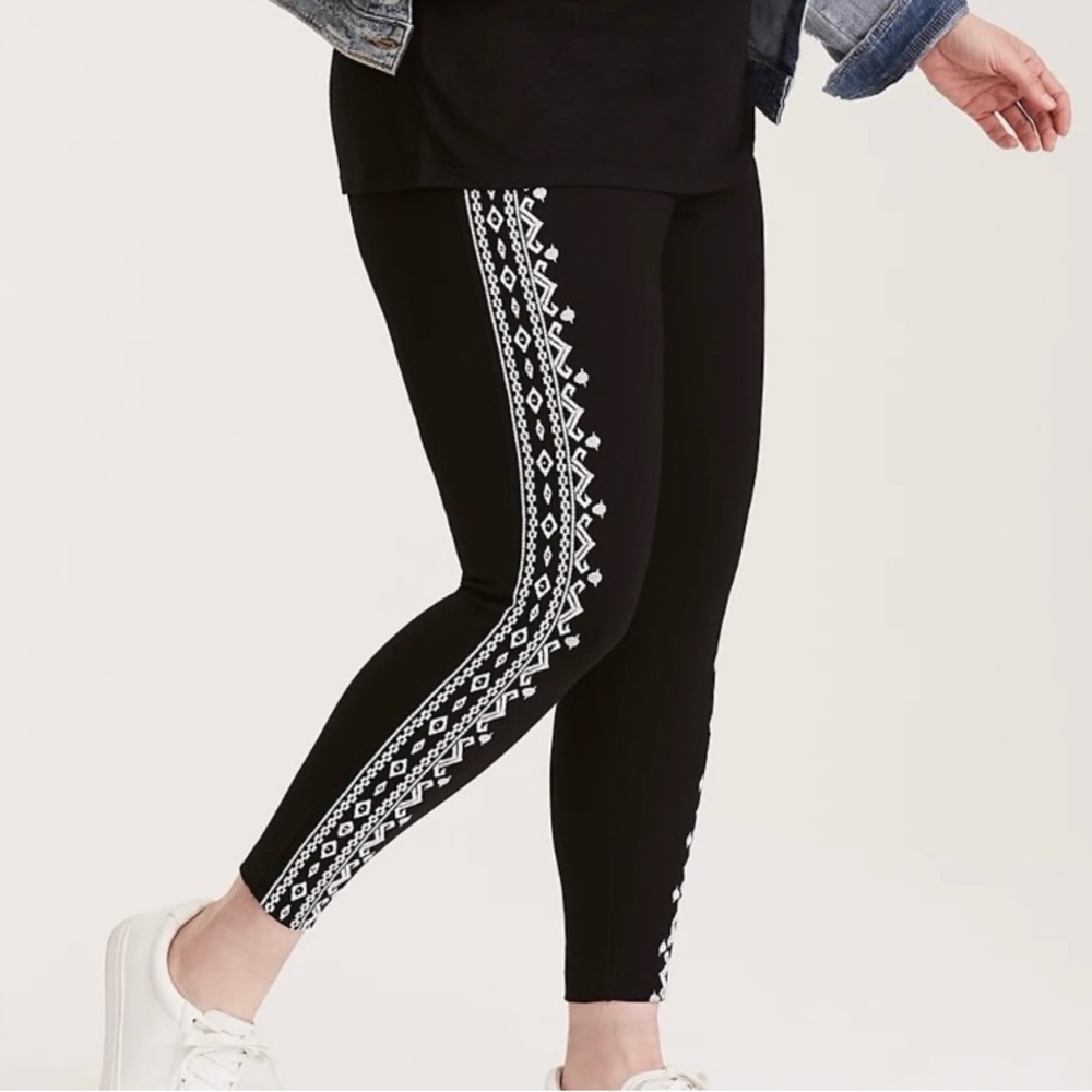 Torrid Insider Collection Black Leggings With Embroidered Sides Size 1